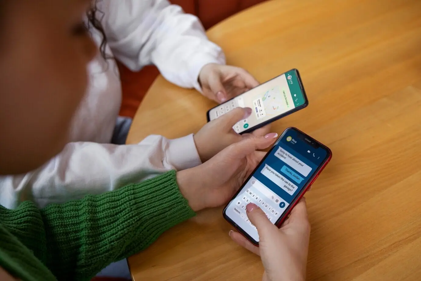 Toma en picado de amigos sosteniendo teléfonos inteligentes